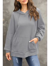 Model in gray waffle-knit long sleeve hoodie with kangaroo pocket – Voguelle
