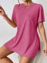 Sitting pose detail of Deep Rose short sleeve relaxed fit tunic top – Voguelle