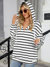 Black and white striped hoodie with V-neck and drawstrings – Voguelle