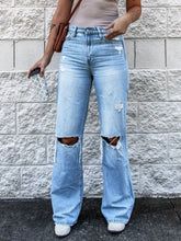 Front view light blue distressed jeans – Voguelle