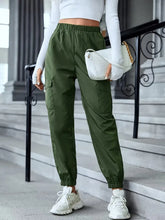 Street style look featuring green cargo jogger pants with sneakers – Voguelle