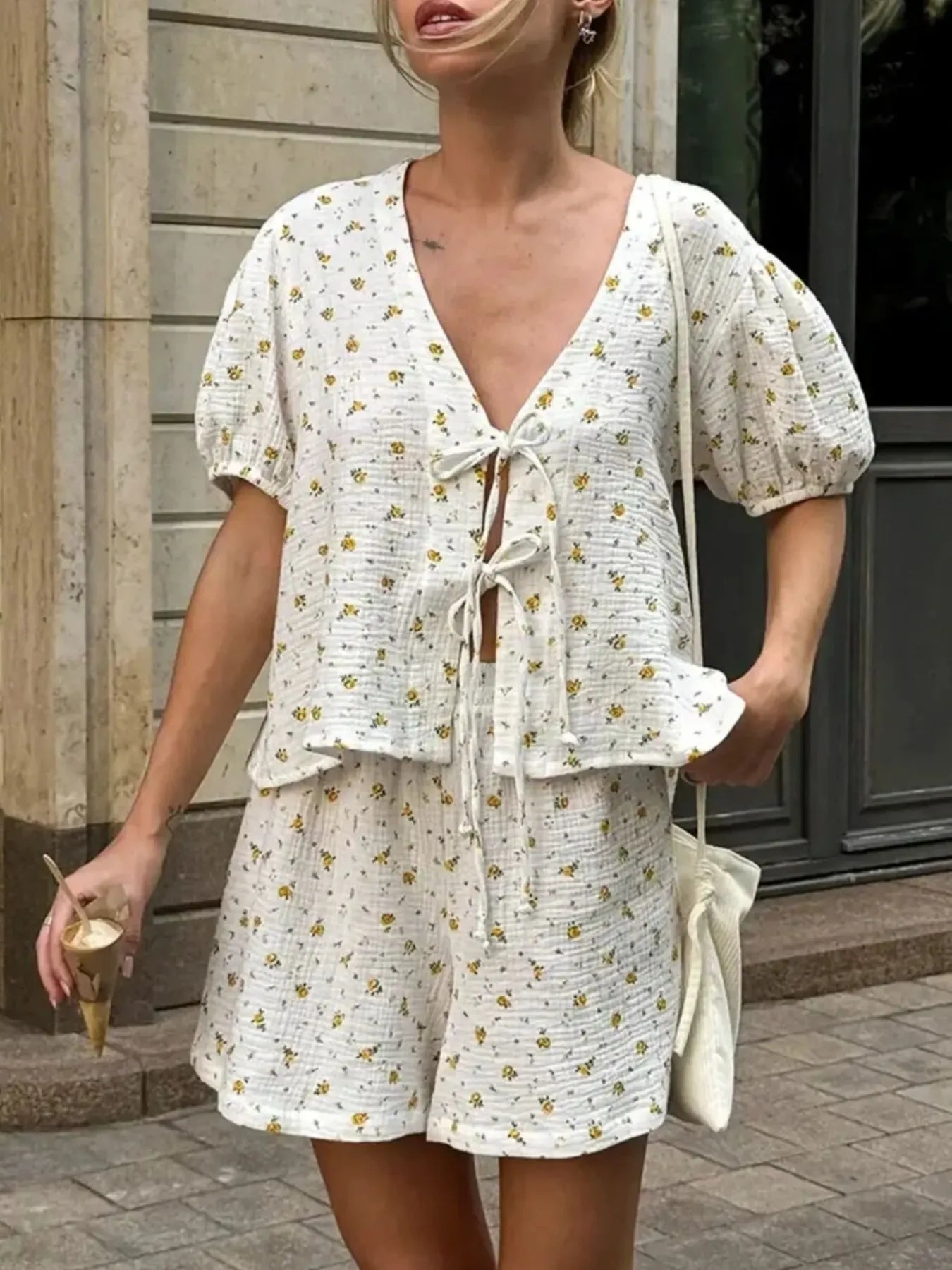 Stylish white floral two-piece summer set with puff sleeves – Voguelle
