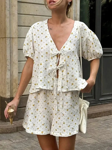 Stylish white floral two-piece summer set with puff sleeves – Voguelle