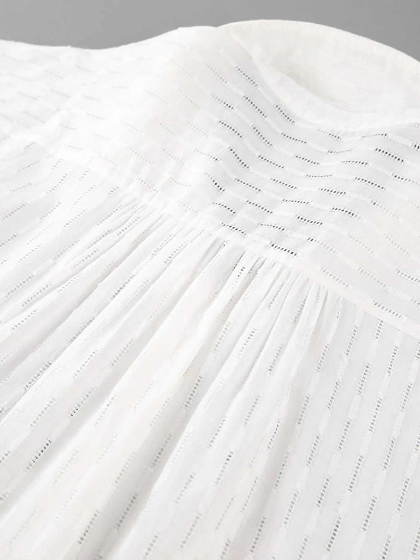 Close-up of elastic waist and tie detail on textured shorts – Voguelle