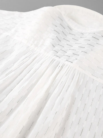 Close-up of elastic waist and tie detail on textured shorts – Voguelle
