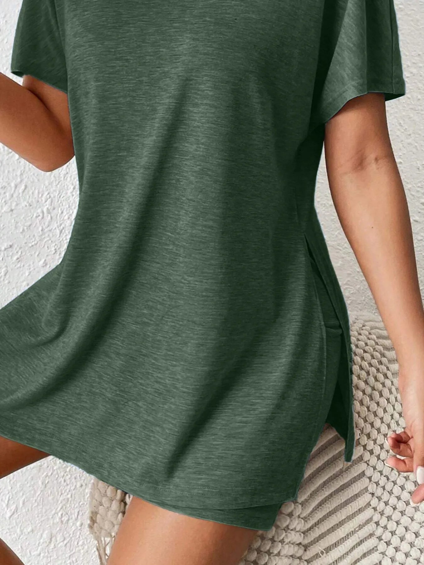 Side angle showing relaxed fit and slit of pink T-shirt – Voguelle
