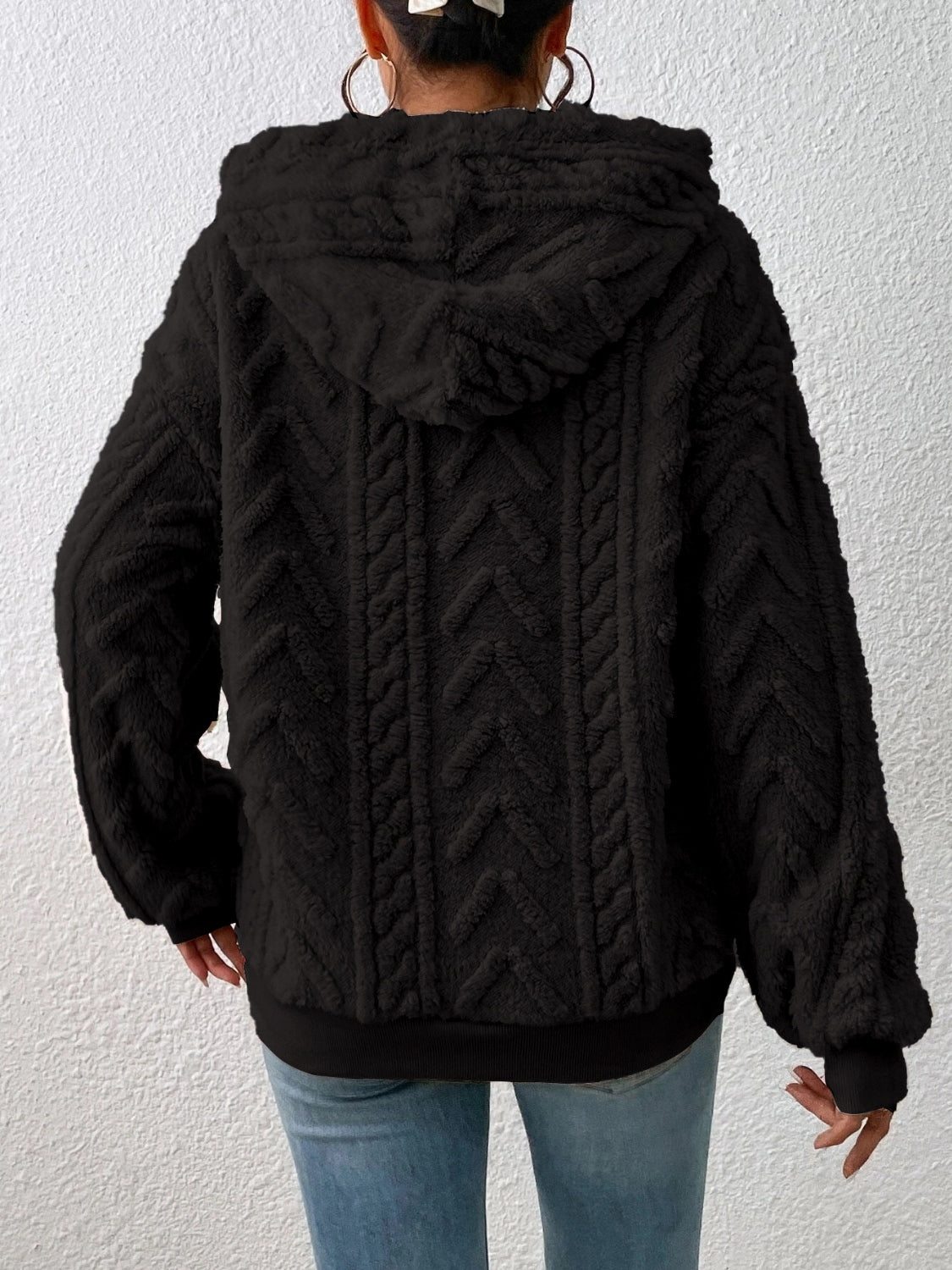 Model styling fleece beige hoodie with casual denim – Voguelle