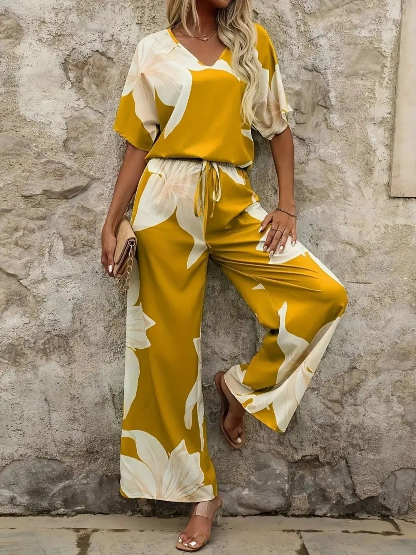 Detail of wide-leg floral print pants with side slit – Voguelle