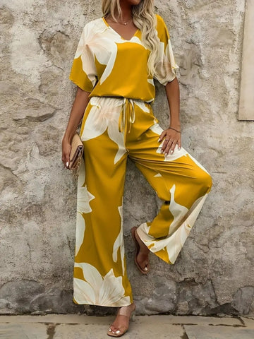 Detail of wide-leg floral print pants with side slit – Voguelle