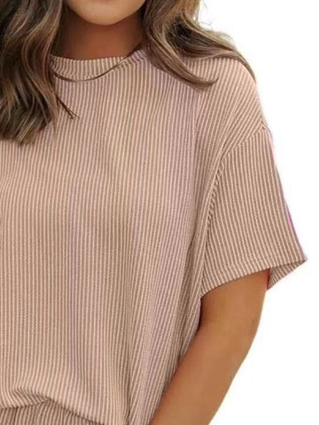 Close-up of ribbed knit texture on oversized top – Voguelle