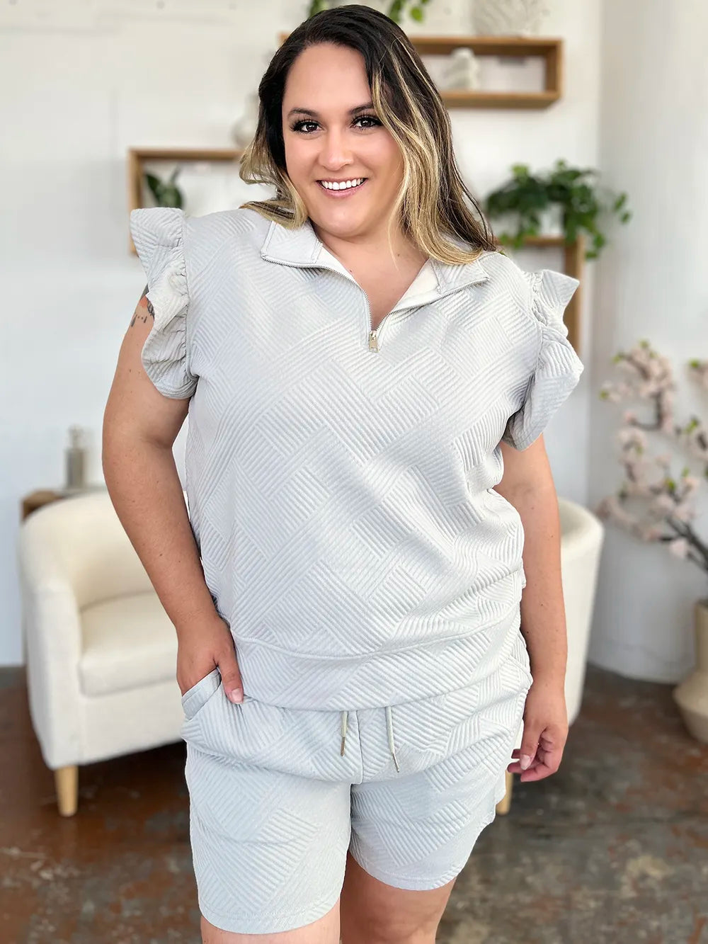 Chic cream outfit with short-sleeve flounce detail top – Voguelle