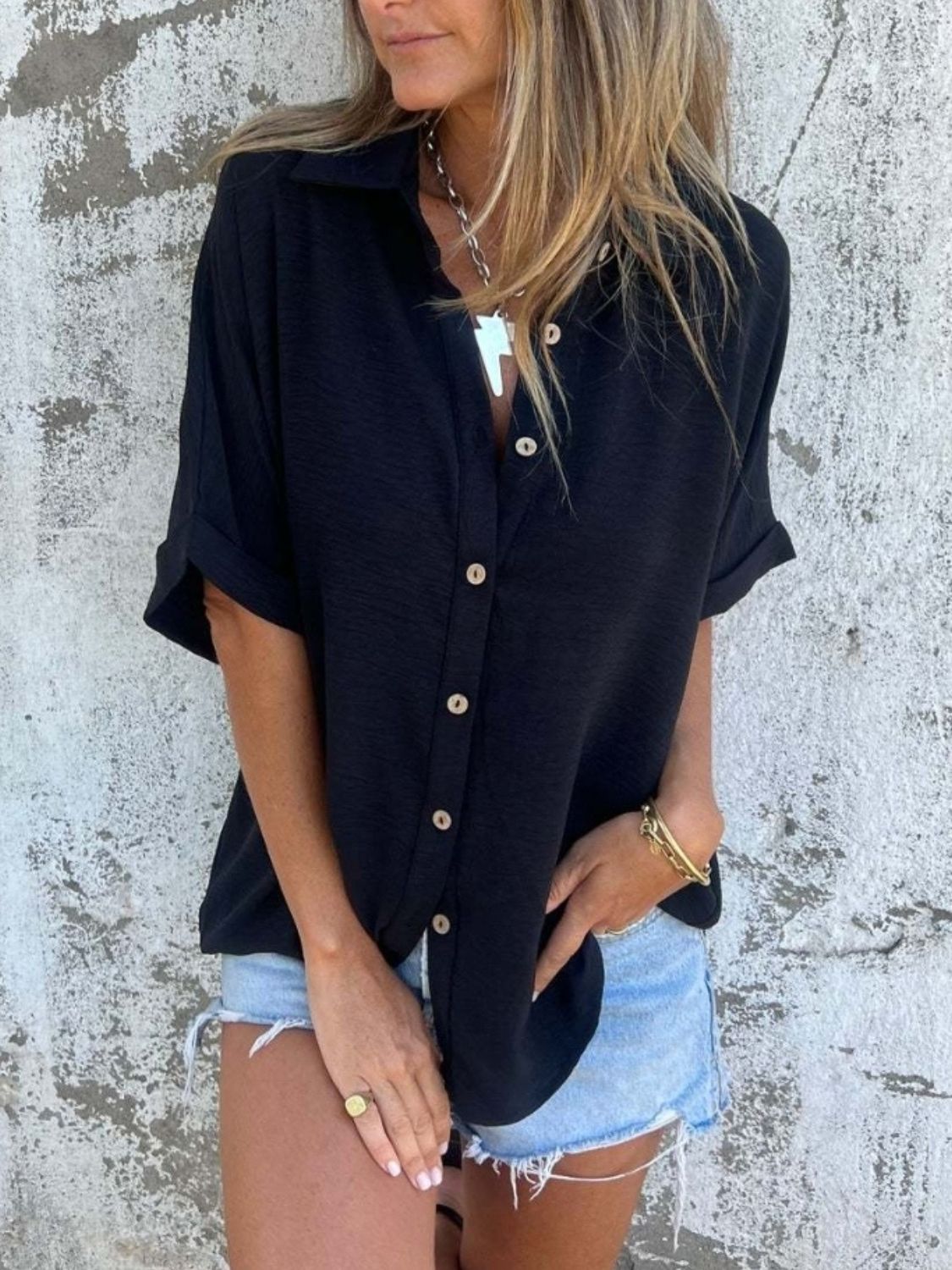 Casual black button-up shirt with rolled sleeves – Voguelle