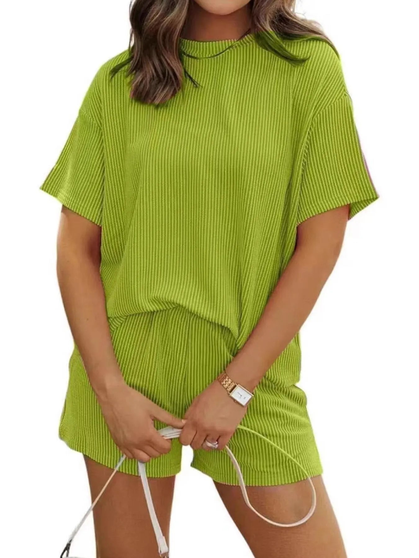 Detail of crew neckline on ribbed oversized top – Voguelle