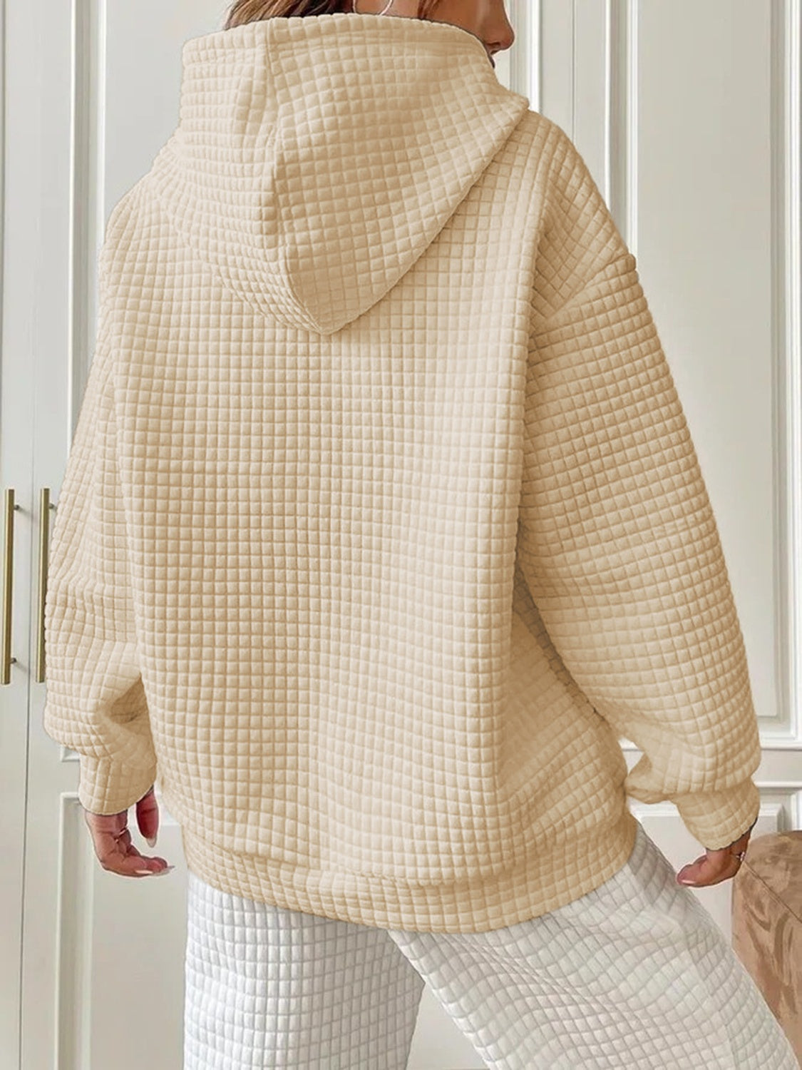Model showcasing beige hoodie cozy fit – Voguelle