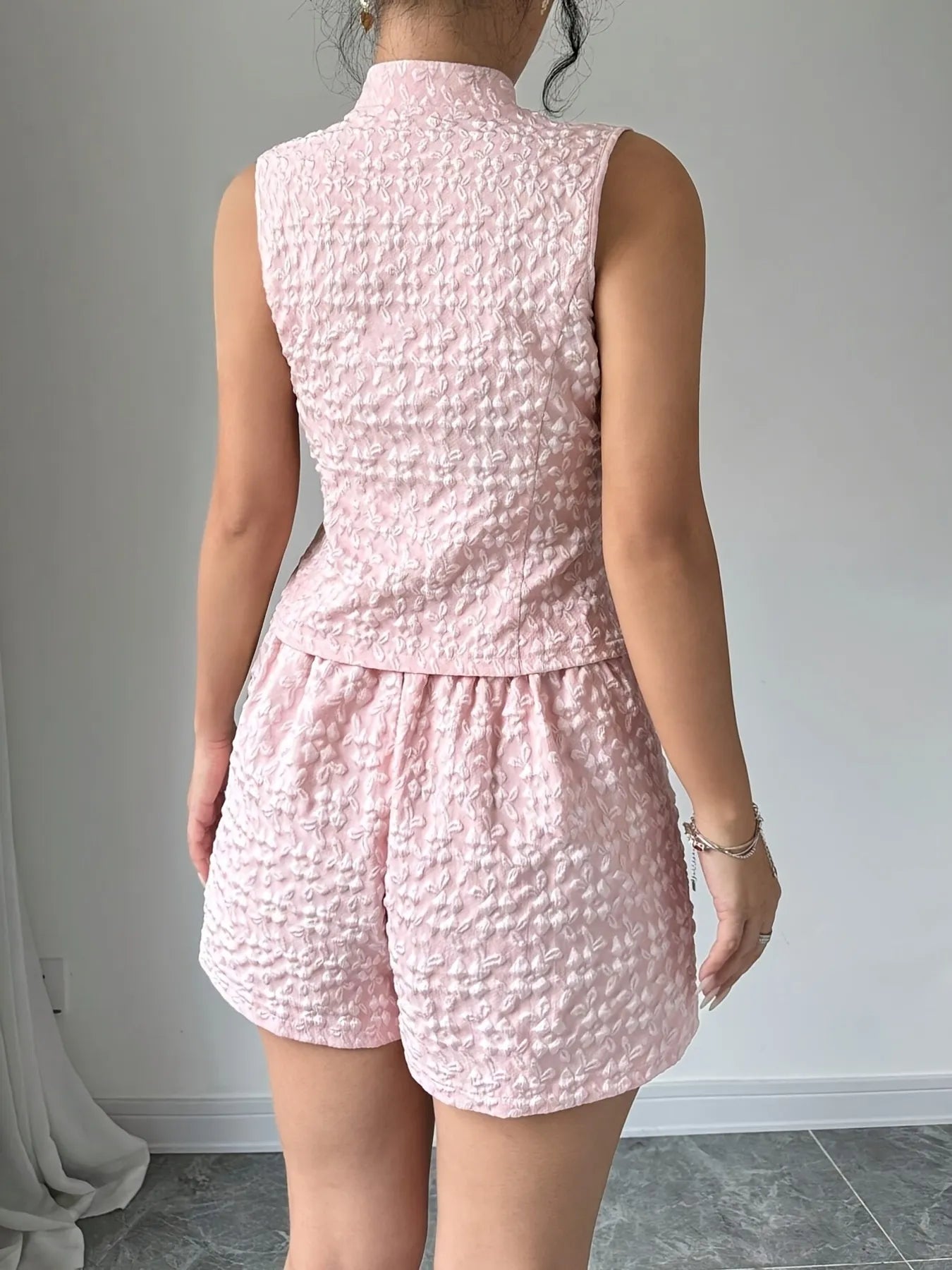 Close-up cream textured fabric on vest and shorts – Voguelle