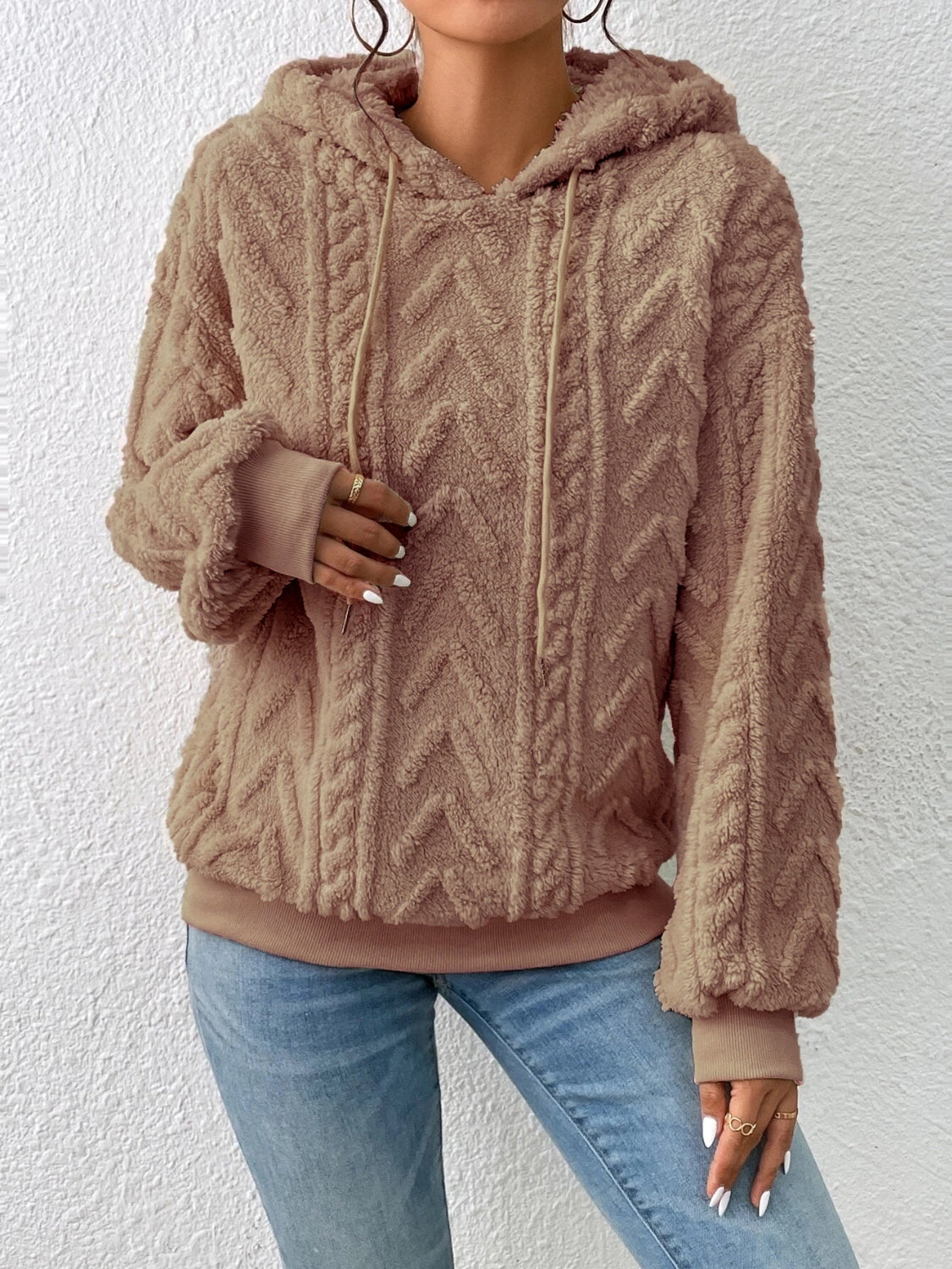 Beige fleece hoodie with casual pullover silhouette – Voguelle