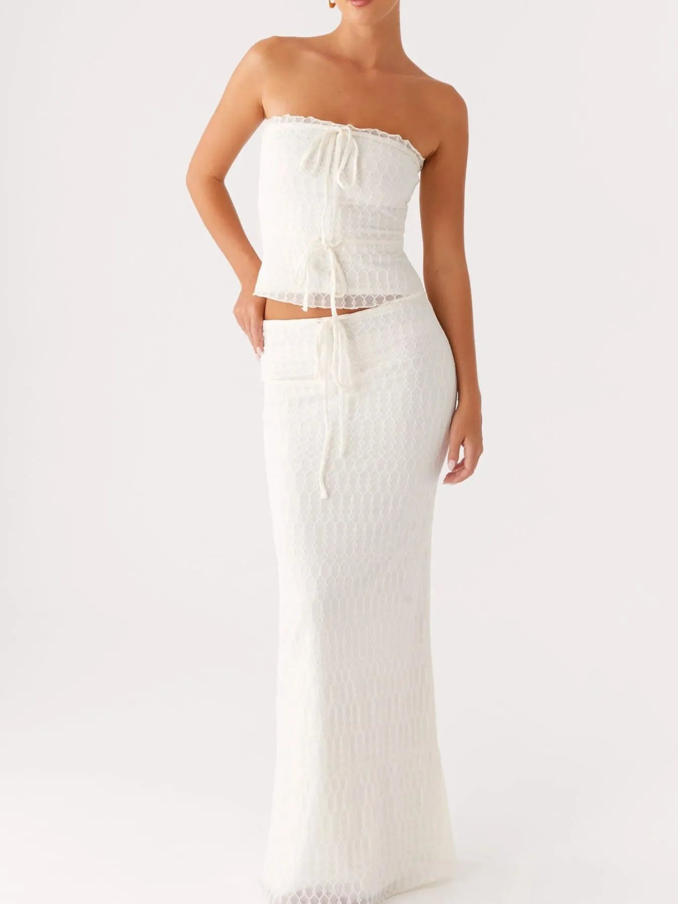 Back detail of strapless crop top and high-waist lace maxi skirt – Voguelle