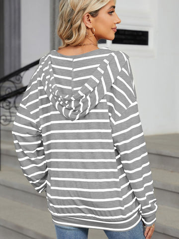 Outdoor look with striped drawstring hoodie – Voguelle