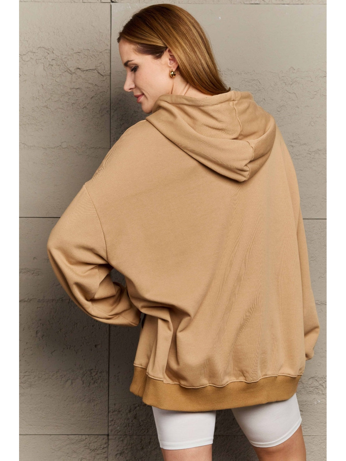Casual outfit with camel hoodie and denim jeans – Voguelle