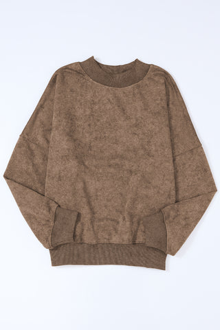 Sweatshirt styled with sneakers – Voguelle