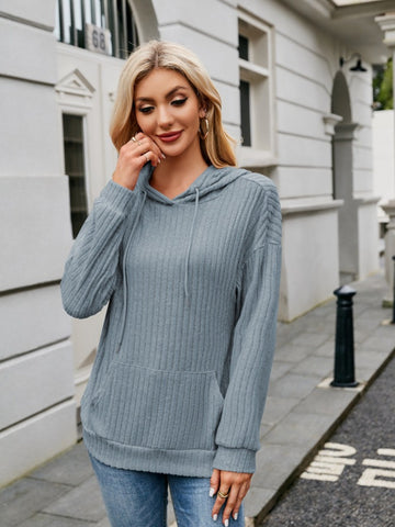 Woman wearing ribbed beige hoodie holding coffee – Voguelle