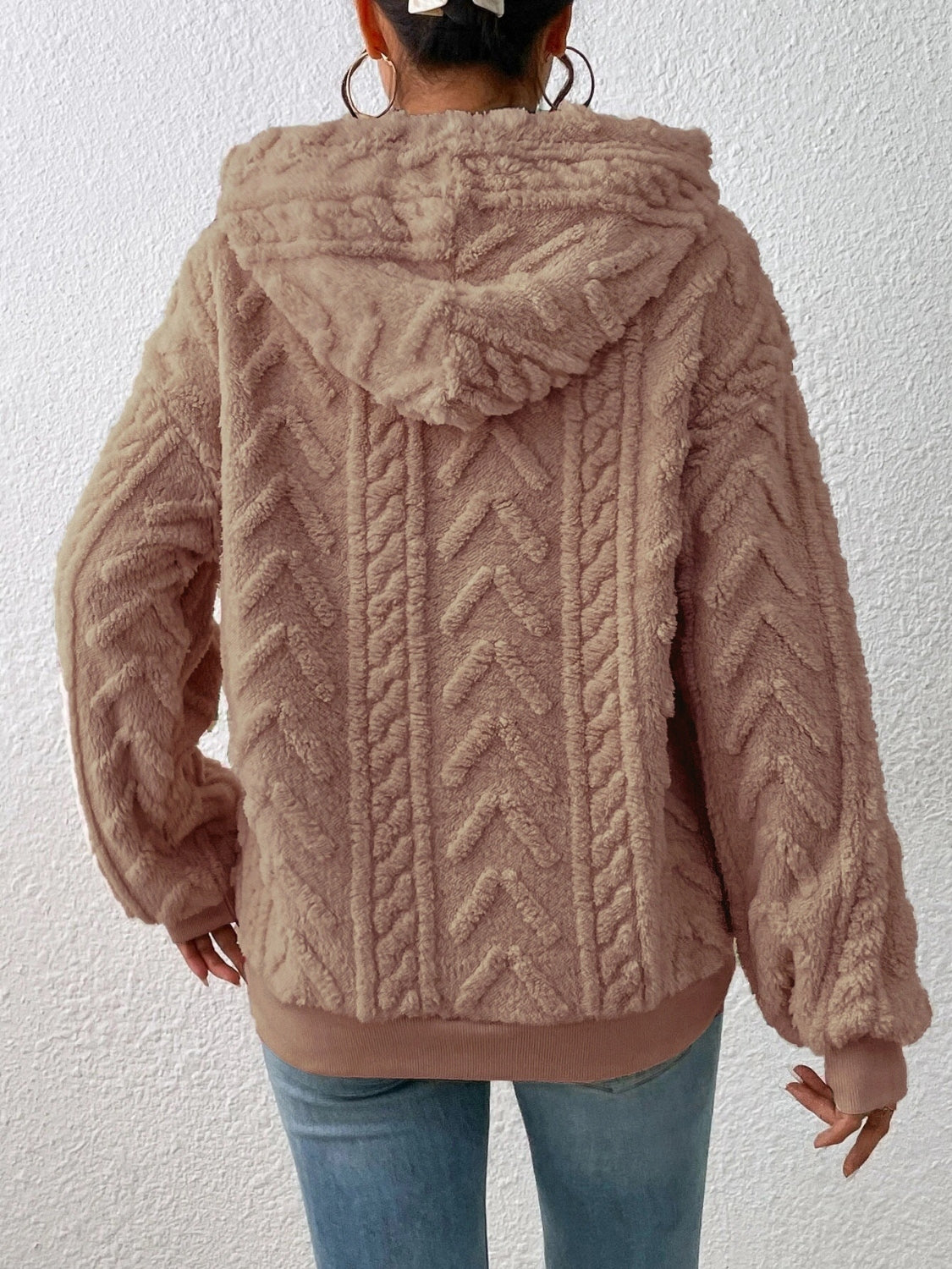 Hood detail of beige fleece textured pullover hoodie – Voguelle