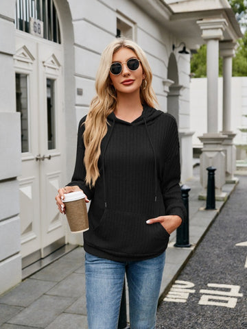 Ribbed beige hoodie styled with casual blue jeans – Voguelle
