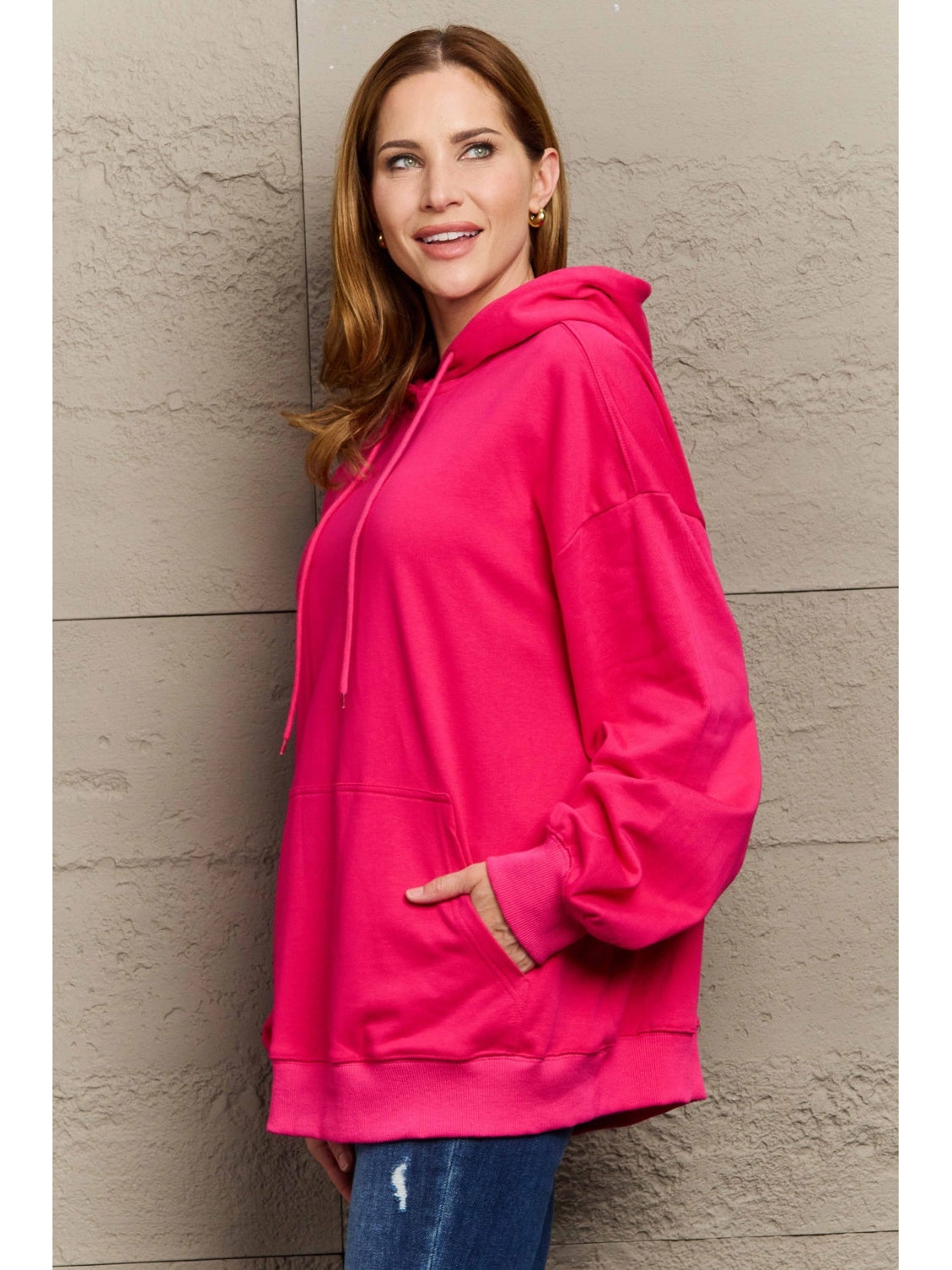 Front-facing women’s camel oversized hoodie – Voguelle