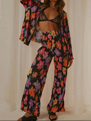 Detail of abstract swirl Black on shirt and pants set – Voguelle