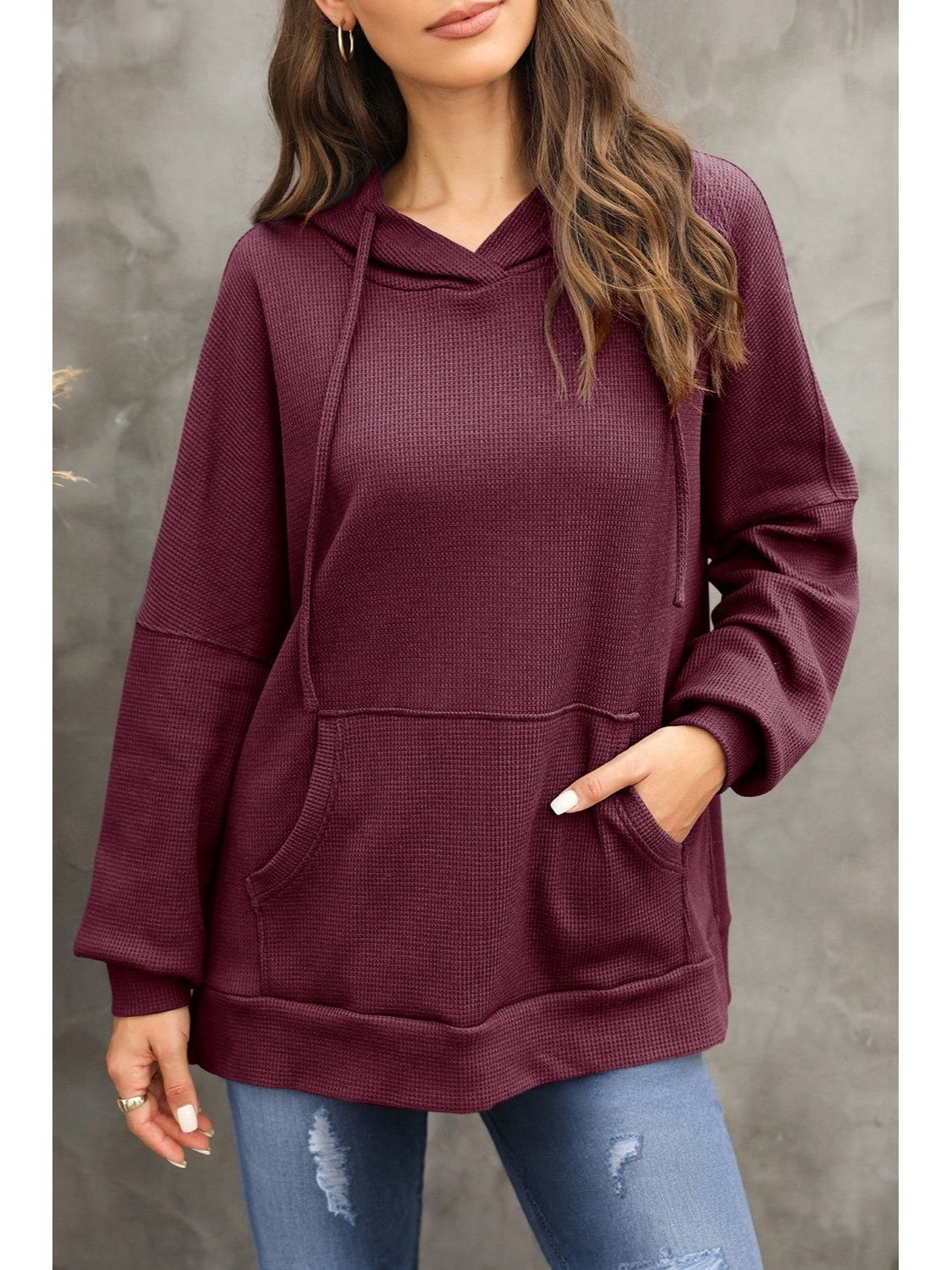 Model styling gray waffle-knit hoodie with gold hoop earrings – Voguelle