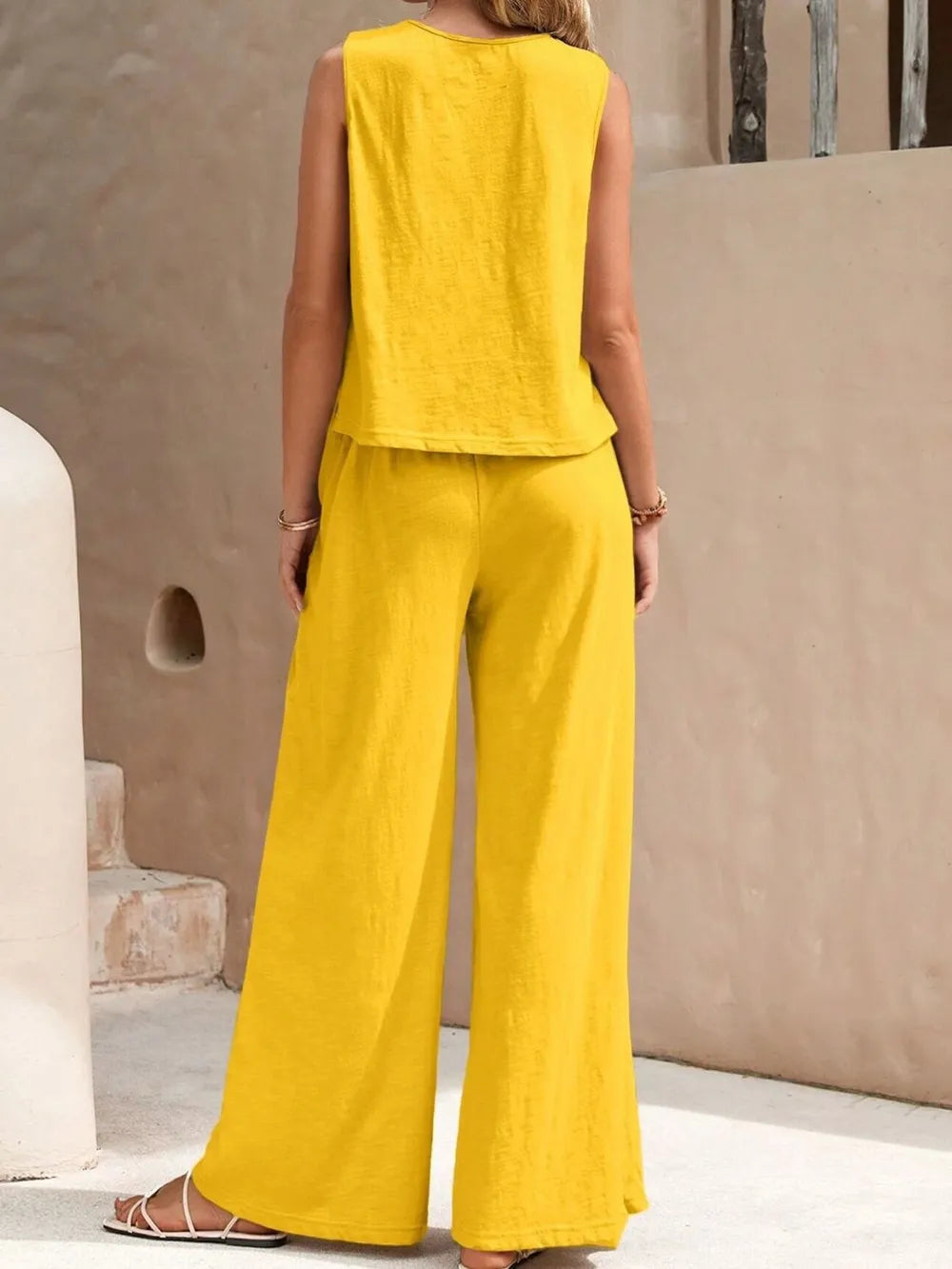 Chic two-piece outfit with round neck sleeveless top and pants – Voguelle