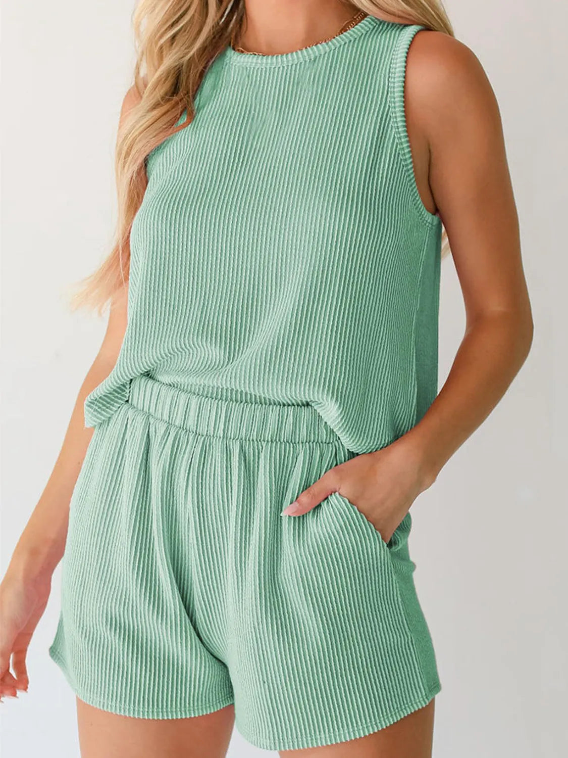 Back view pink ribbed two-piece outfit with shorts – Voguelle
