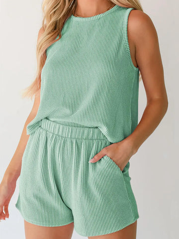 Back view pink ribbed two-piece outfit with shorts – Voguelle