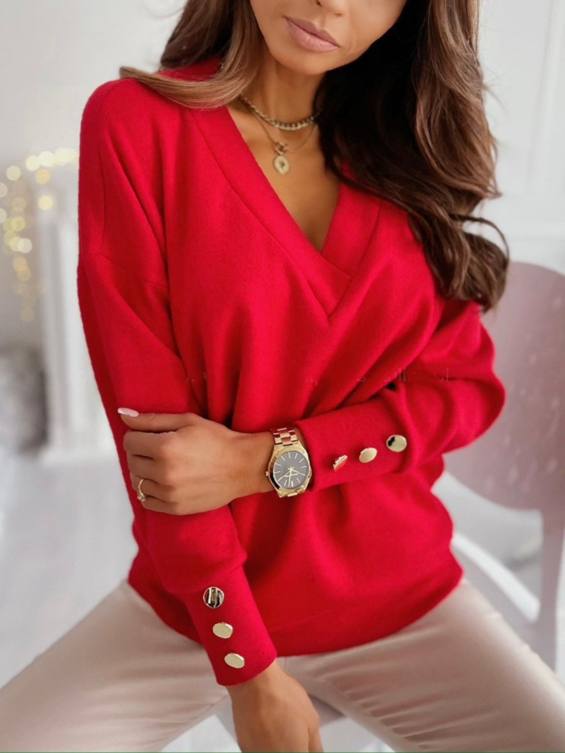 Model styling V-neck sweatshirt with jewelry – Voguelle