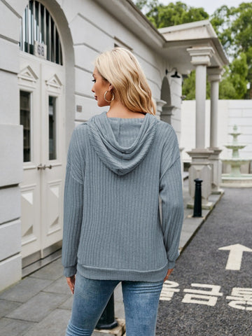 Ribbed hoodie with long sleeves and drawstring hood – Voguelle
