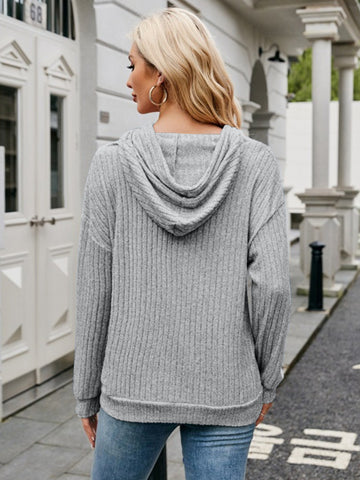 Ribbed hoodie with adjustable drawstrings in beige – Voguelle