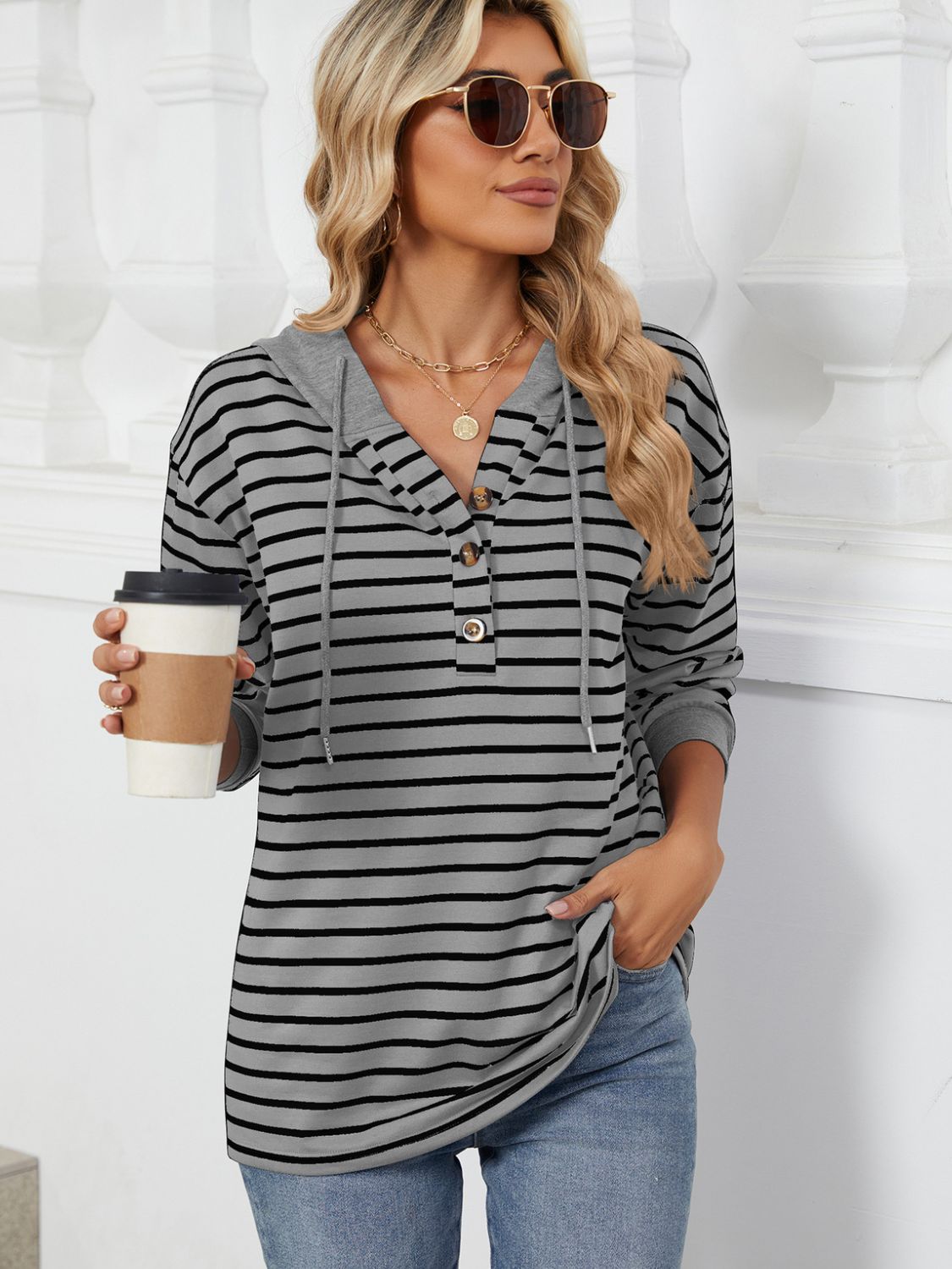 Stylish striped hoodie with drawstring neckline – Voguelle
