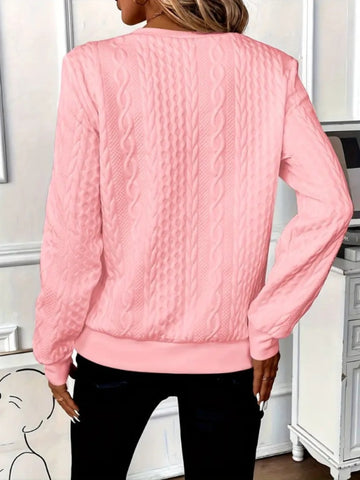 Casual look with white textured sweatshirt – Voguelle