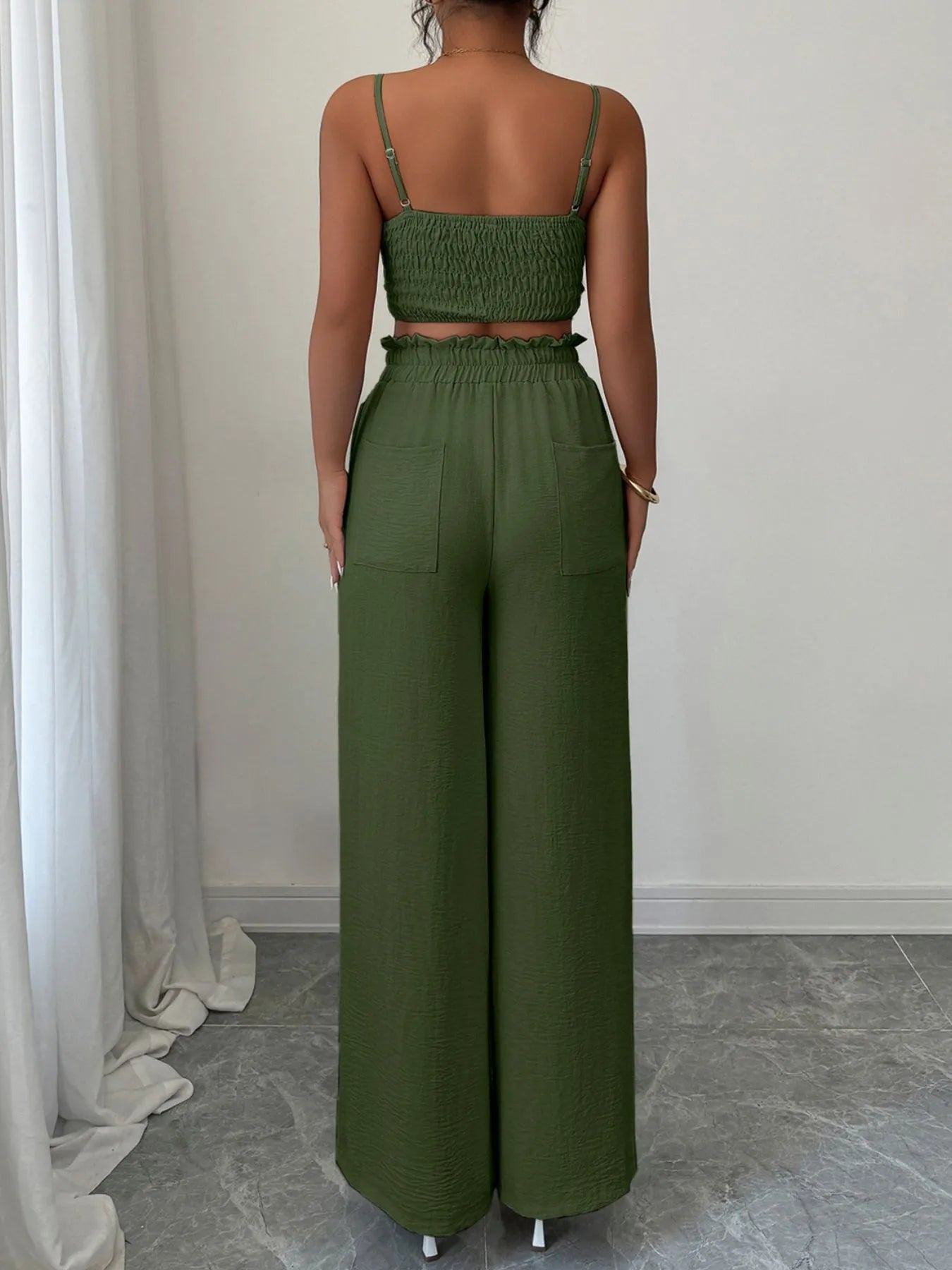 Close-up of V-neck green crop top with spaghetti straps – Voguelle