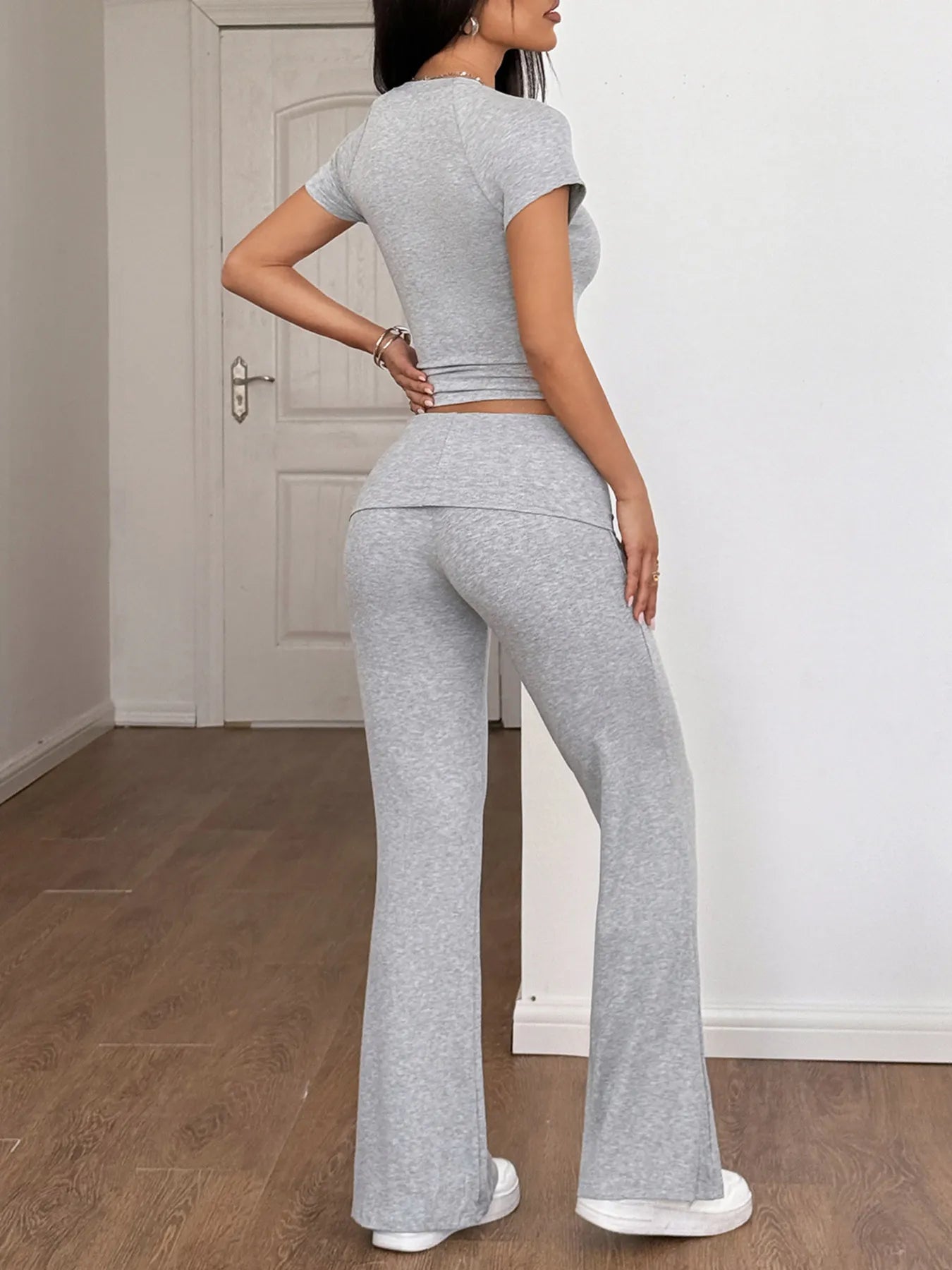 Gray short sleeve crop top outfit paired with high-waist flared trousers – Voguelle