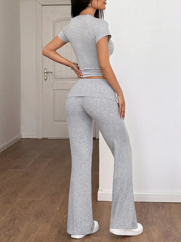 Gray short sleeve crop top outfit paired with high-waist flared trousers – Voguelle