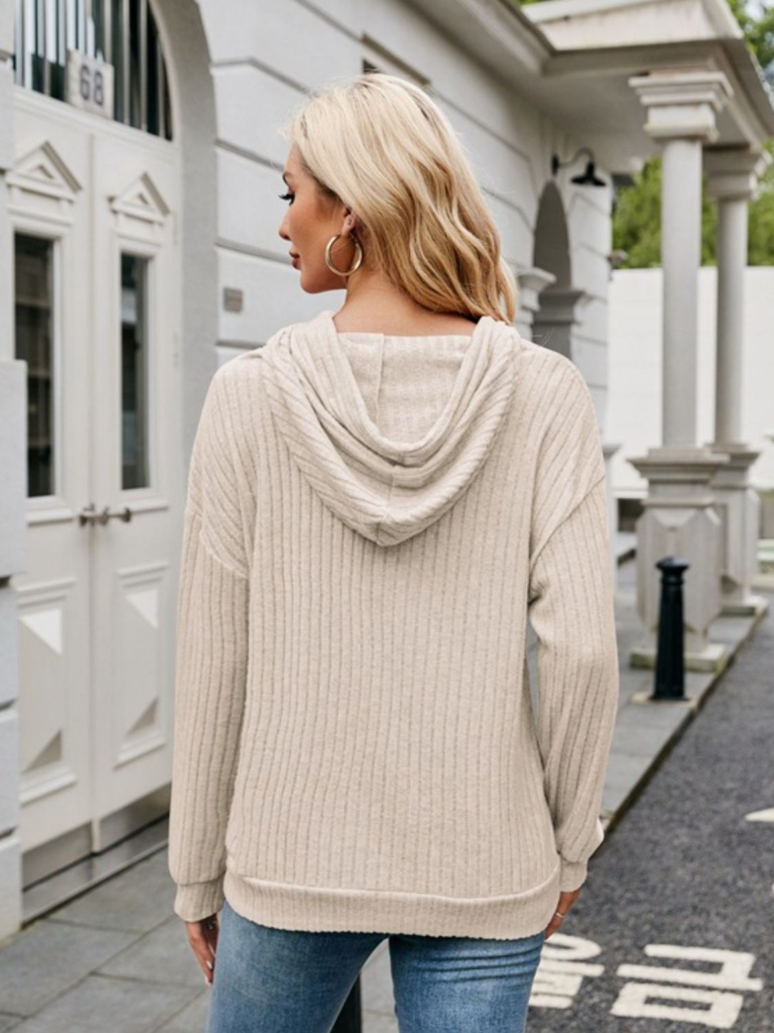 Close-up of ribbed texture on beige drawstring hoodie – Voguelle