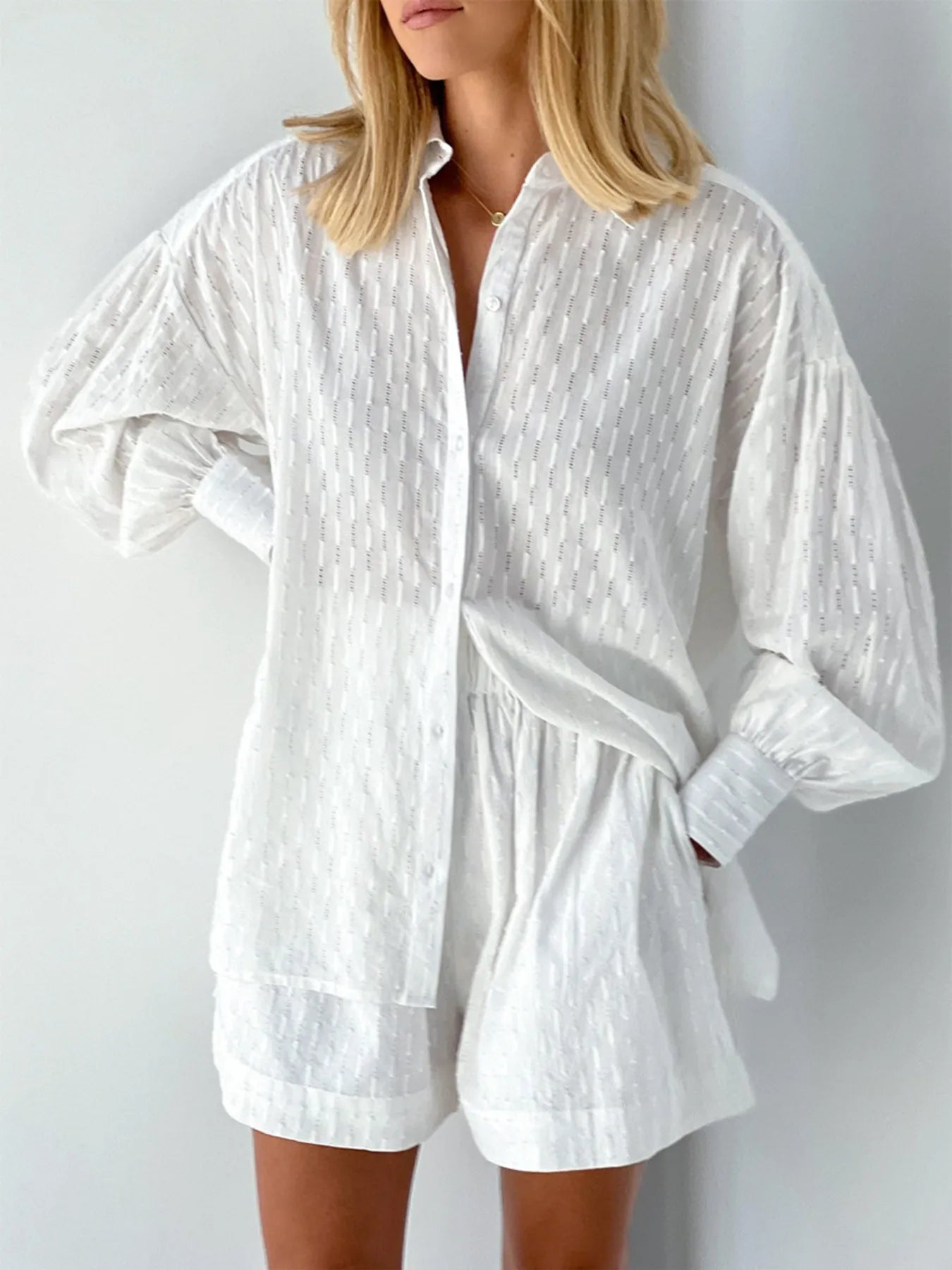 Close-up of textured fabric on button-up shirt – Voguelle