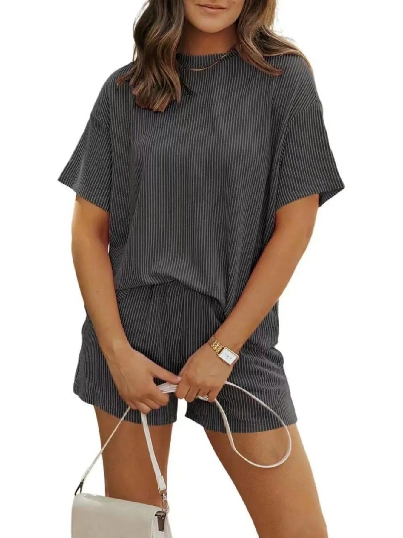 Front detail of short sleeve ribbed top with crew neckline – Voguelle