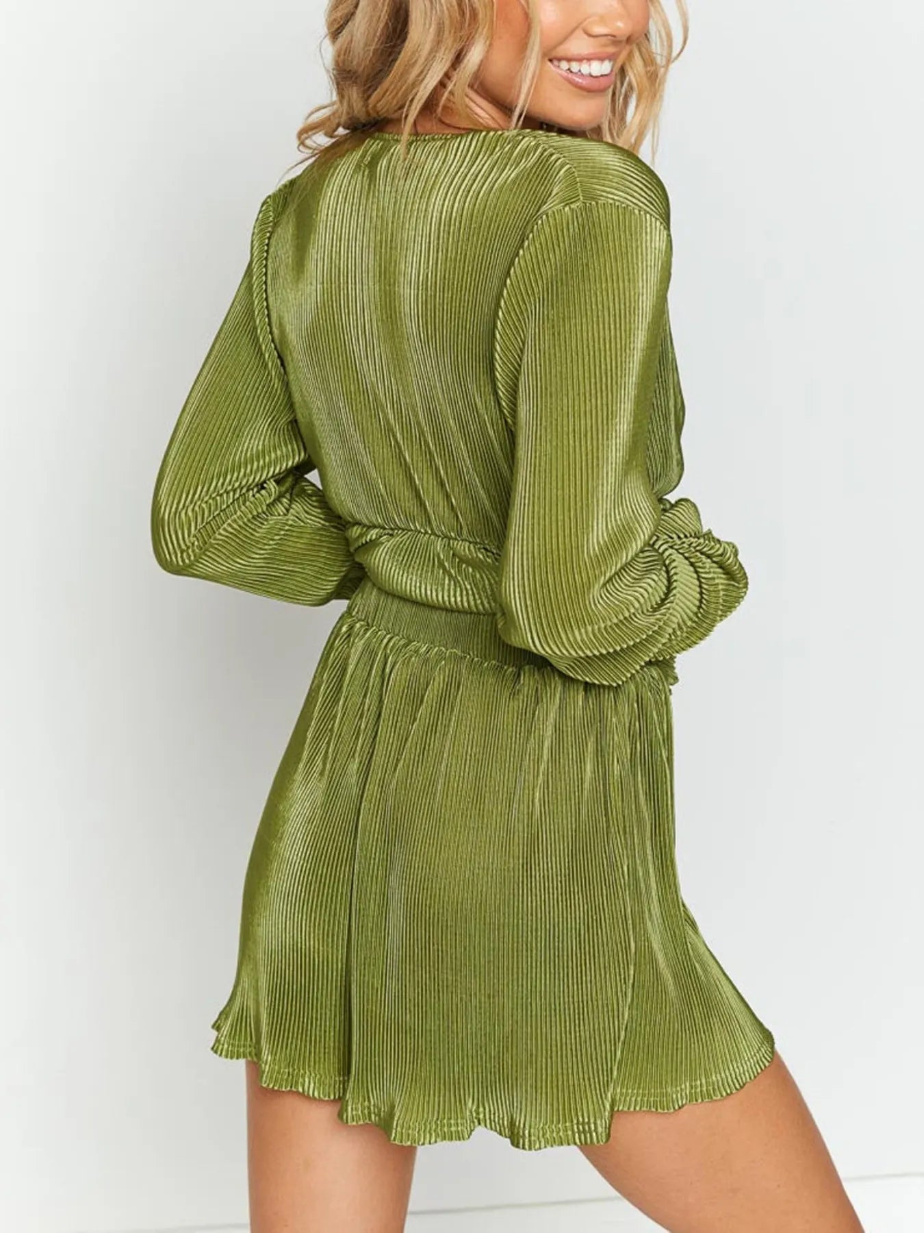 Casual two-piece green outfit with ruffled long sleeve top and matching shorts – Voguelle