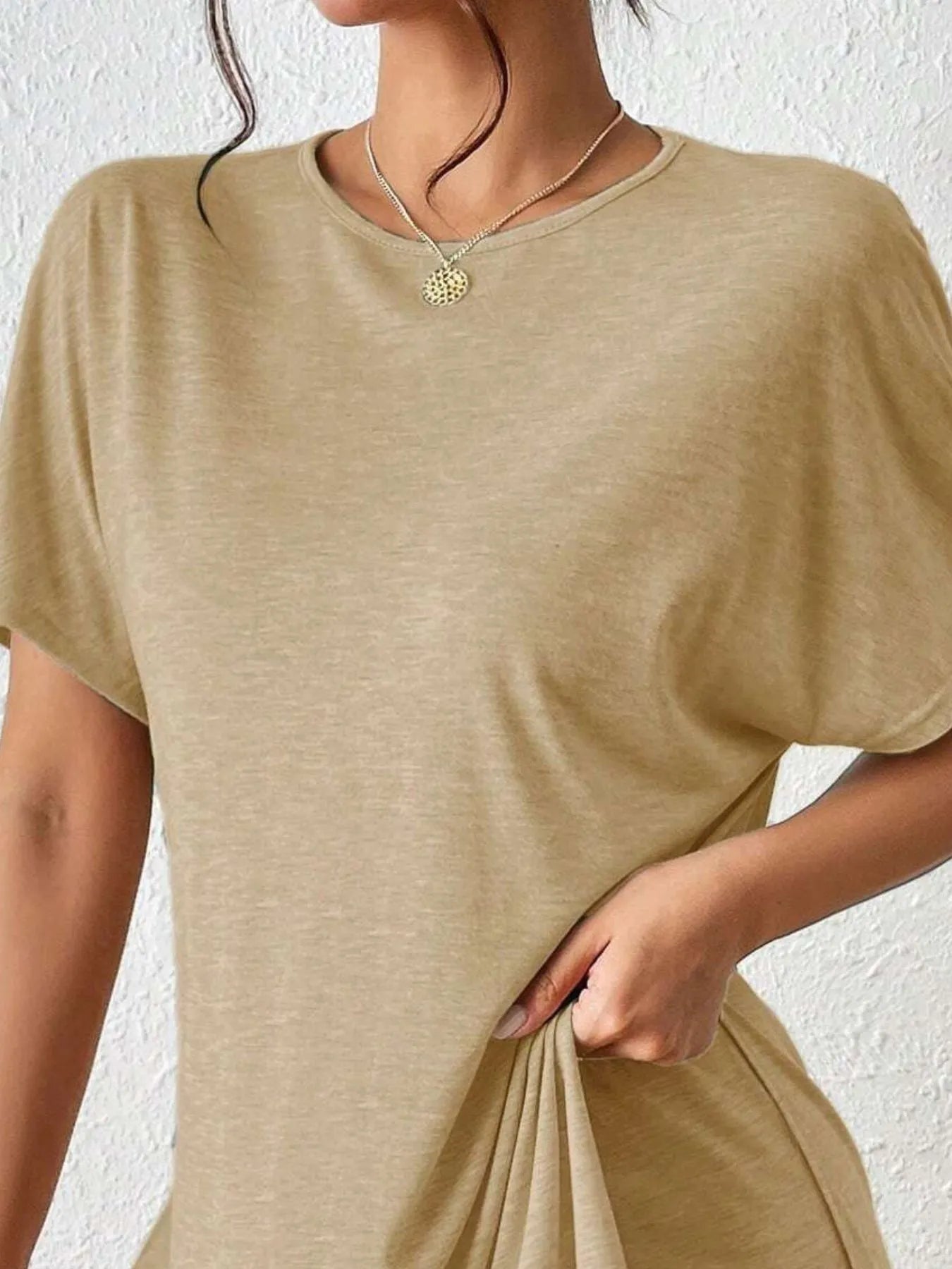 Relaxed fit pink tunic top styled with minimal jewelry – Voguelle
