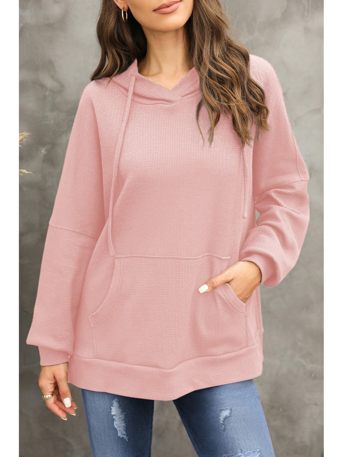Casual street style look with gray waffle-knit hoodie – Voguelle