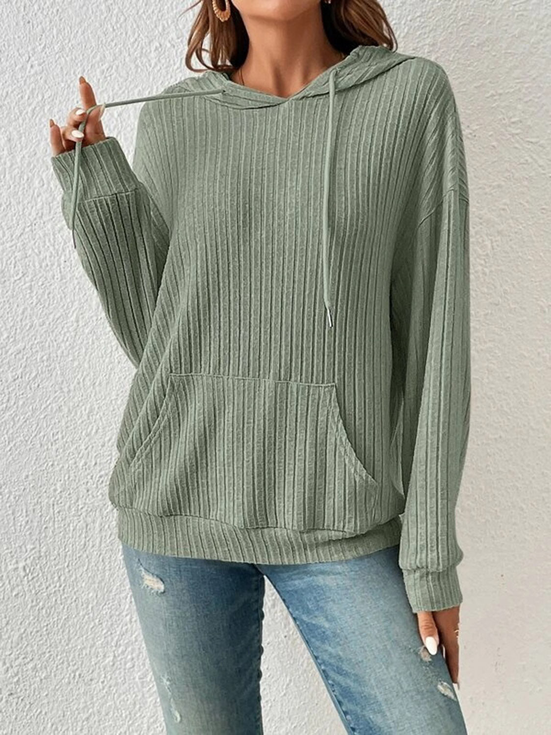 Close-up of ribbed knit long sleeve hoodie with kangaroo pocket – Voguelle