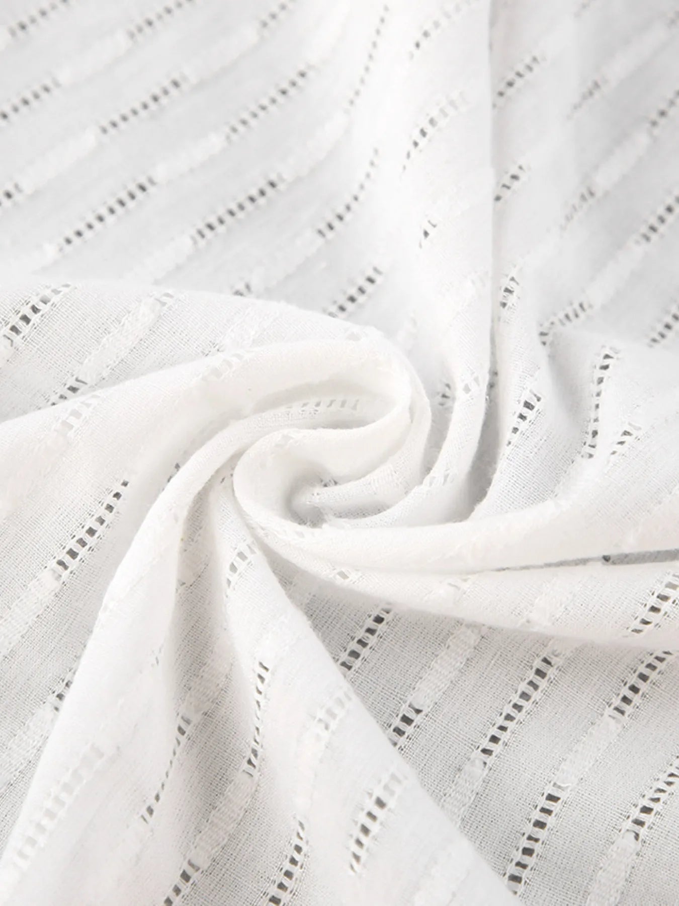 Close-up of sleeve detail on textured cotton shirt – Voguelle
