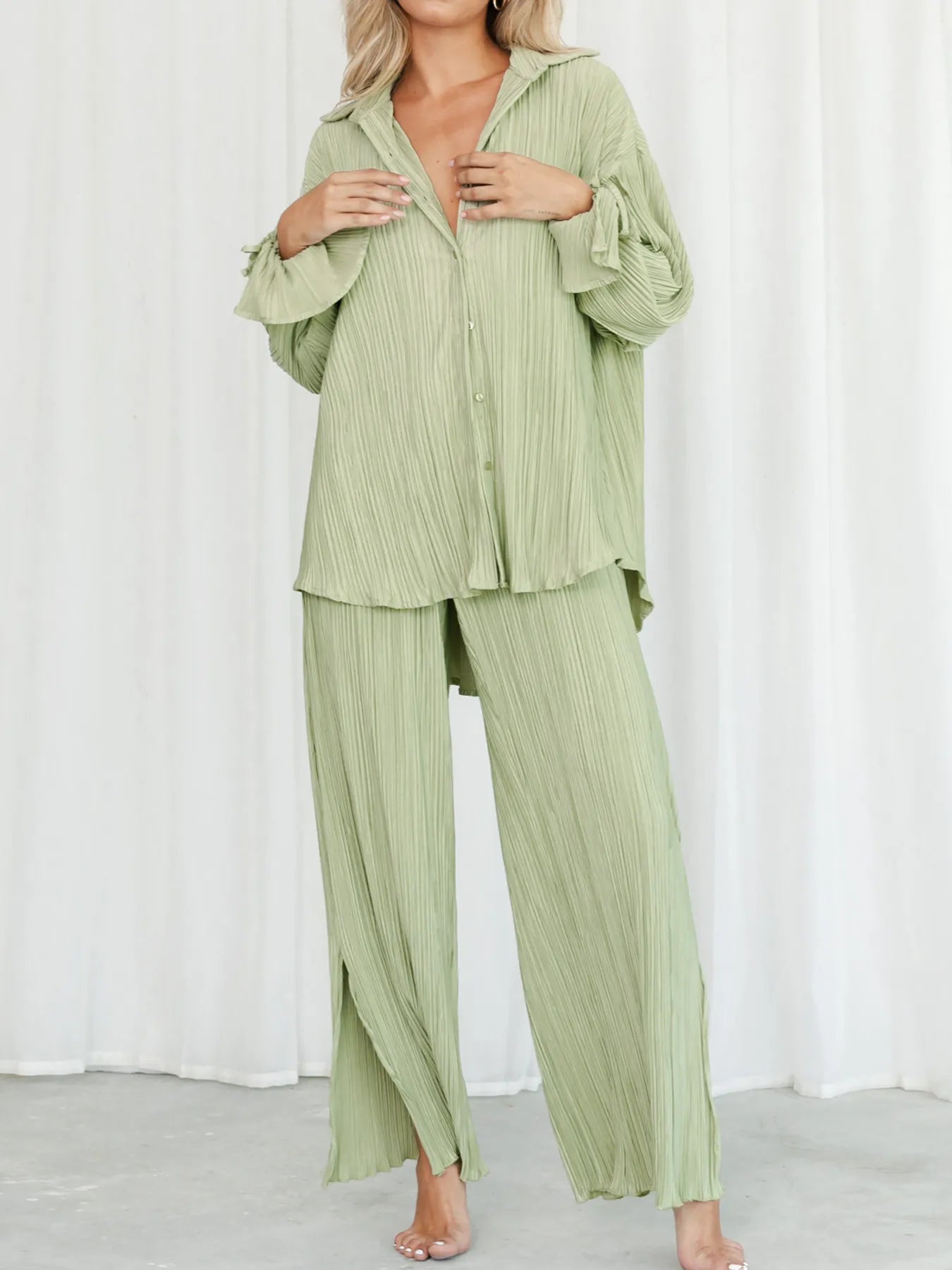 Oversized black pleated blouse with coordinating pants – Voguelle